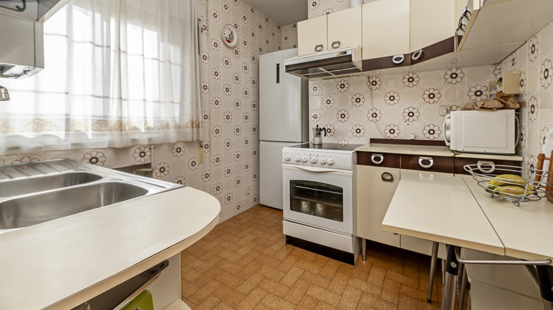 Tiles with a floral pattern in a kitchen