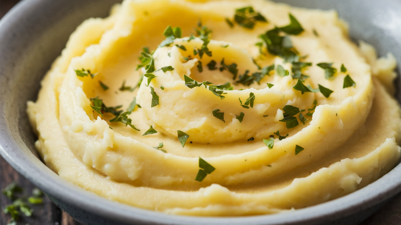 mashed potatoes with herbs sprinkled on top