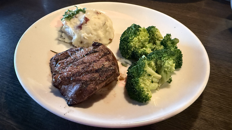 Applebee's 6 ounce sirloin steak with broccoli and mashed potatoes