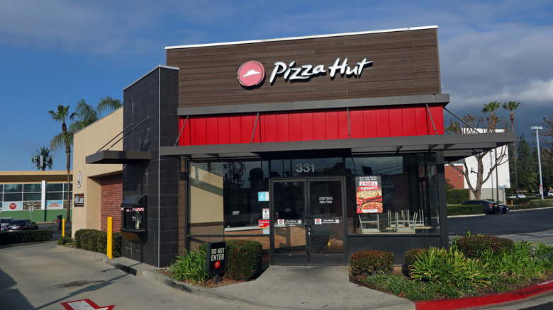 Pizza Hut storefront