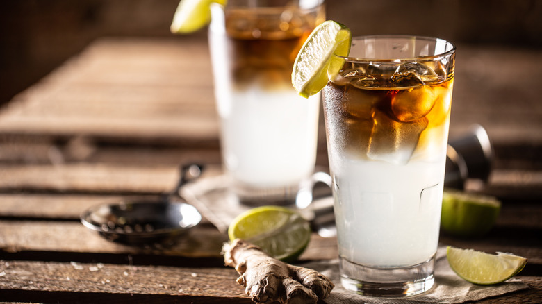 Dark n stormy cocktails with lime wedges