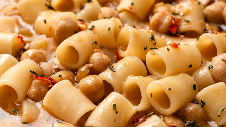 Creamy pasta with chickpeas and fresh herbs