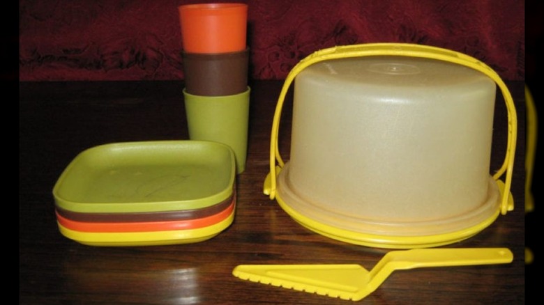 Tupperware cake carrier and plate set