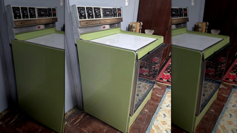 A vintage oven in Avocado Green