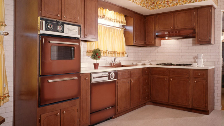 A 1970s kitchen with Coppertone Brown appliances