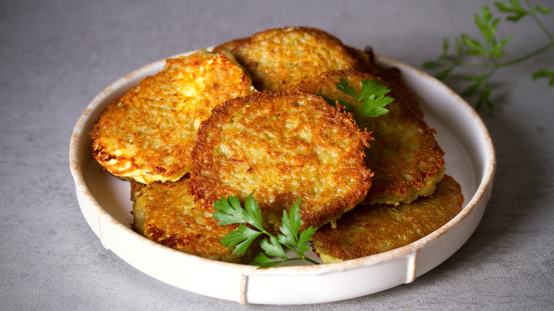 Deruni with parsley garnish on serving platter