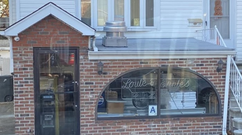 Facade of louie and Ernie's pizza in the bronx
