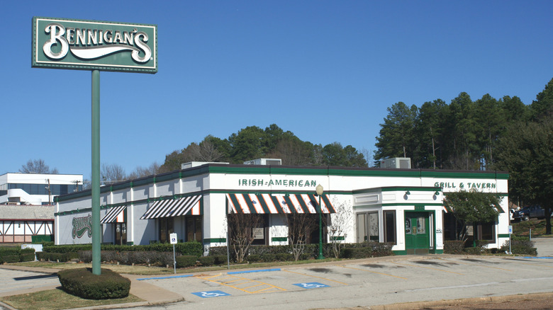 Bennigan's restaurant exterior and sign