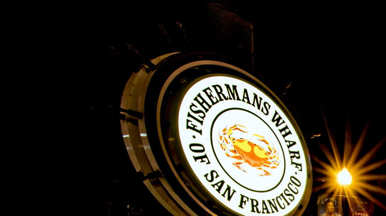 An Applebee's by the Fisherman's Wharf of San Francisco at night