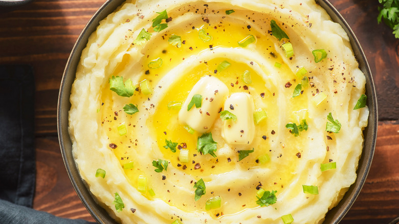Mashed potatoes with butter and chives