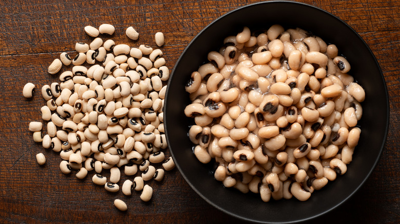 black-eyed peas in black bowl