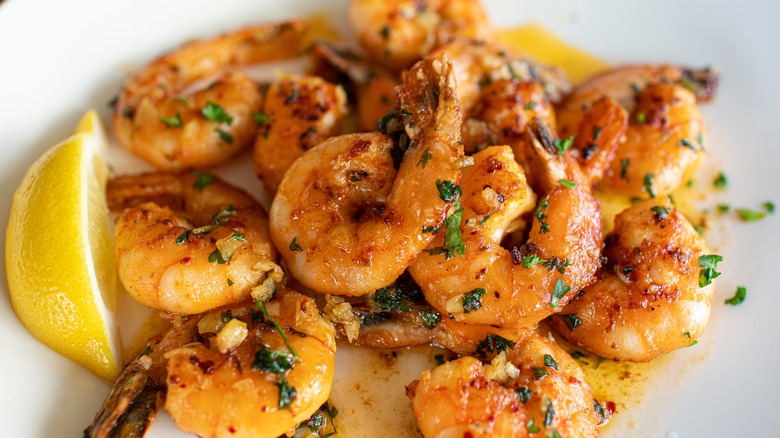 pan fried garlic butter shrimp with lemon