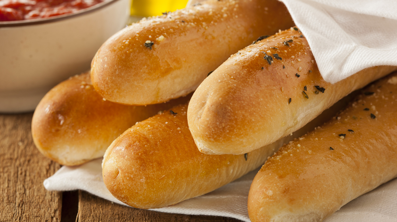 <a href="https://www.foodrepublic.com/1807280/olive-garden-chain-breadsticks-copycat/" target="_blank">A Popular Chain Restaurant’s Breadsticks Have A Store-Bought Dupe Worth Trying</a>