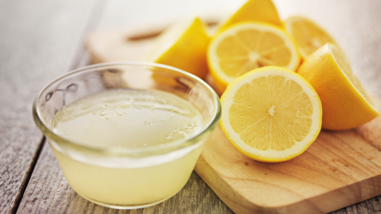 Squeezed lemon juice in bowl