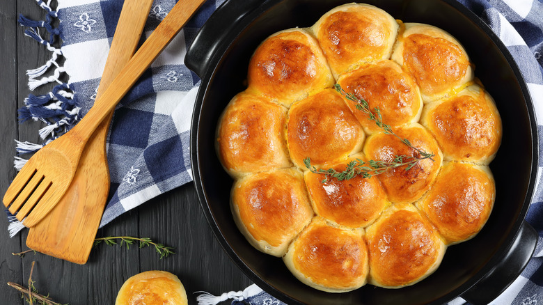 dinner rolls in a cast iron skillet