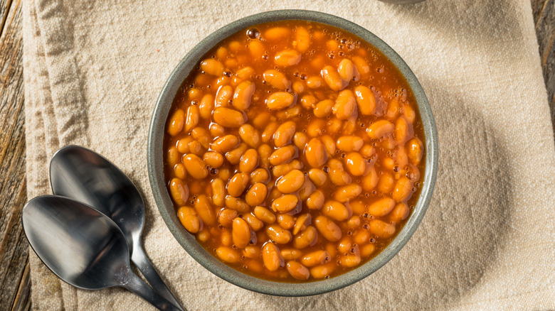 A bowl of baked beans.