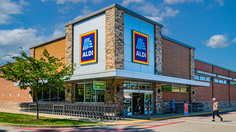 Aldi storefront during daytime