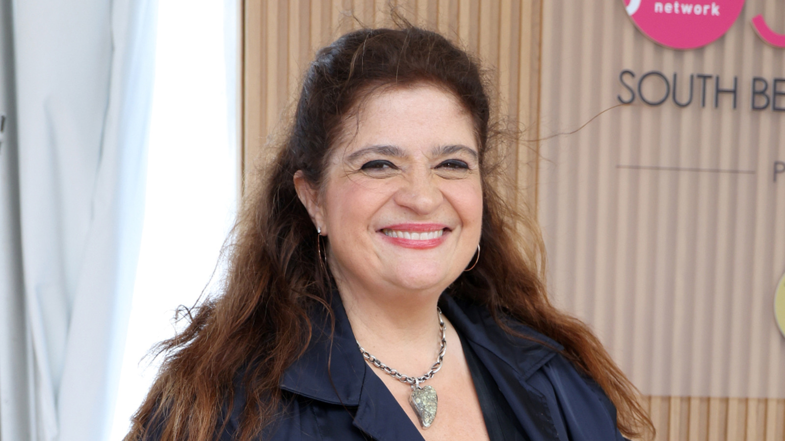 <a href="https://www.foodrepublic.com/1950378/favorite-kitchen-cabinet-transparent-alex-guarnaschelli/" target="_blank">Alex Guarnaschelli’s Go-To Kitchen Cabinet Design For Maximum Organization</a>