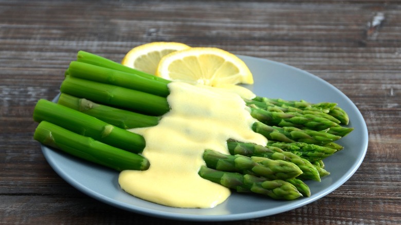 Plate of asparagus with hollandaise sauce