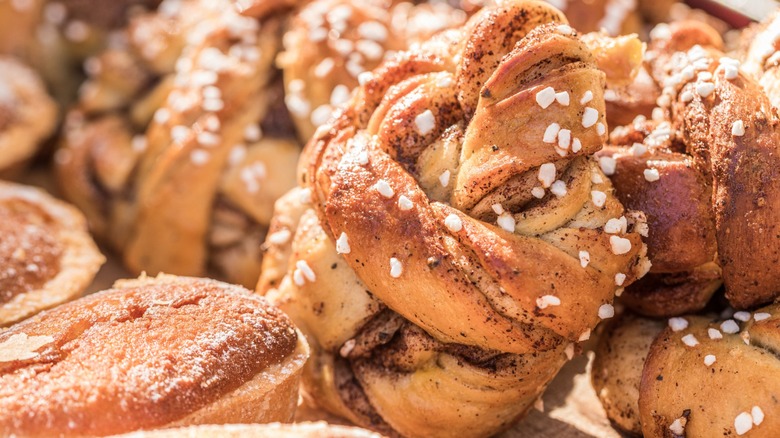 Cinnamon rolls in the Scandinavian knot shape.