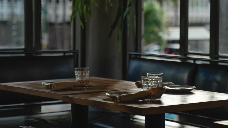 natuRe restaurant interior tables