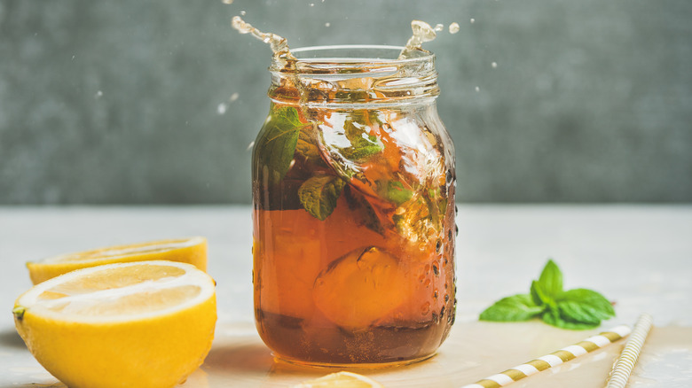 iced tea in jam jar