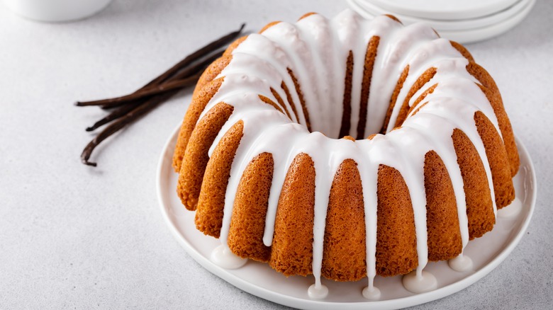 Glazed bundt cake with vanilla beans 