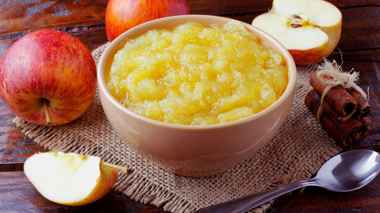 bowl of applesauce and apples