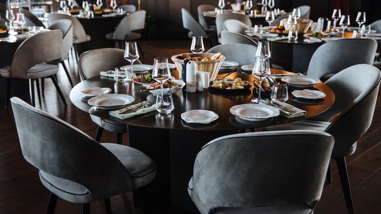 elegant restaurant table setting 