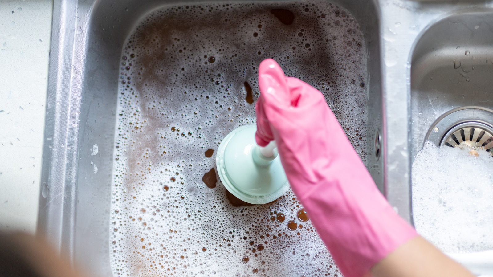 <a href="https://www.foodrepublic.com/1900610/are-any-oils-safe-down-drain/" target="_blank">Are There Any Cooking Oils That Are Safe To Put Down The Drain?</a>