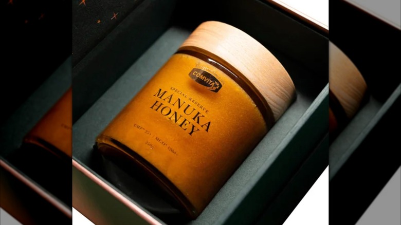 A jar of Comvita UMF 25 Special Reserve Mānuka Honey in a gift box