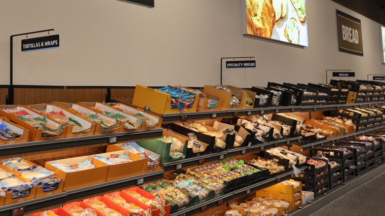 The bread aisle in an Aldi is filled with products.