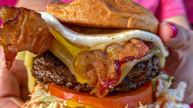 bacon burger with egg