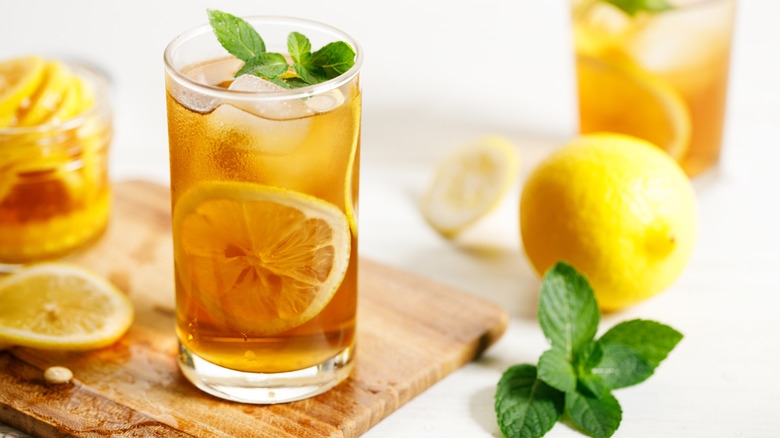 Iced tea with lemon and mint