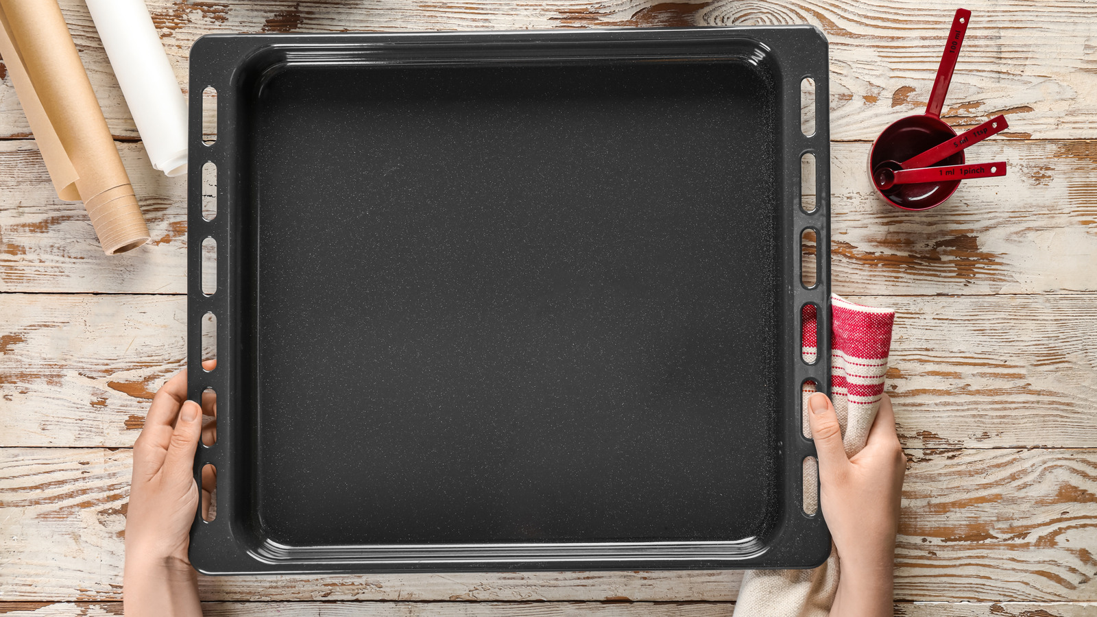<a href="https://www.foodrepublic.com/1852552/turn-old-baking-pan-into-magnet-board/" target="_blank">Before You Toss That Old Baking Pan, Try This Clever Organizing Idea Instead</a>