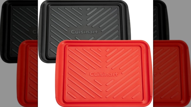 A red tray and a black tray sit against a white background.