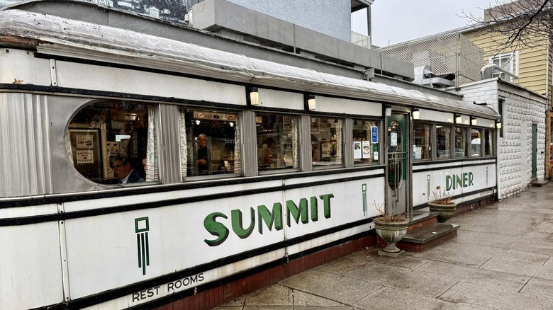 Summit Diner restaurant exterior.