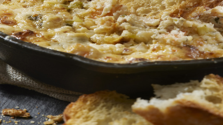 Creamy dip with toasted bread