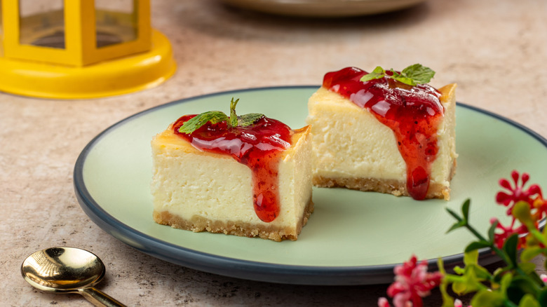 Cheesecake squares with strawberry topping