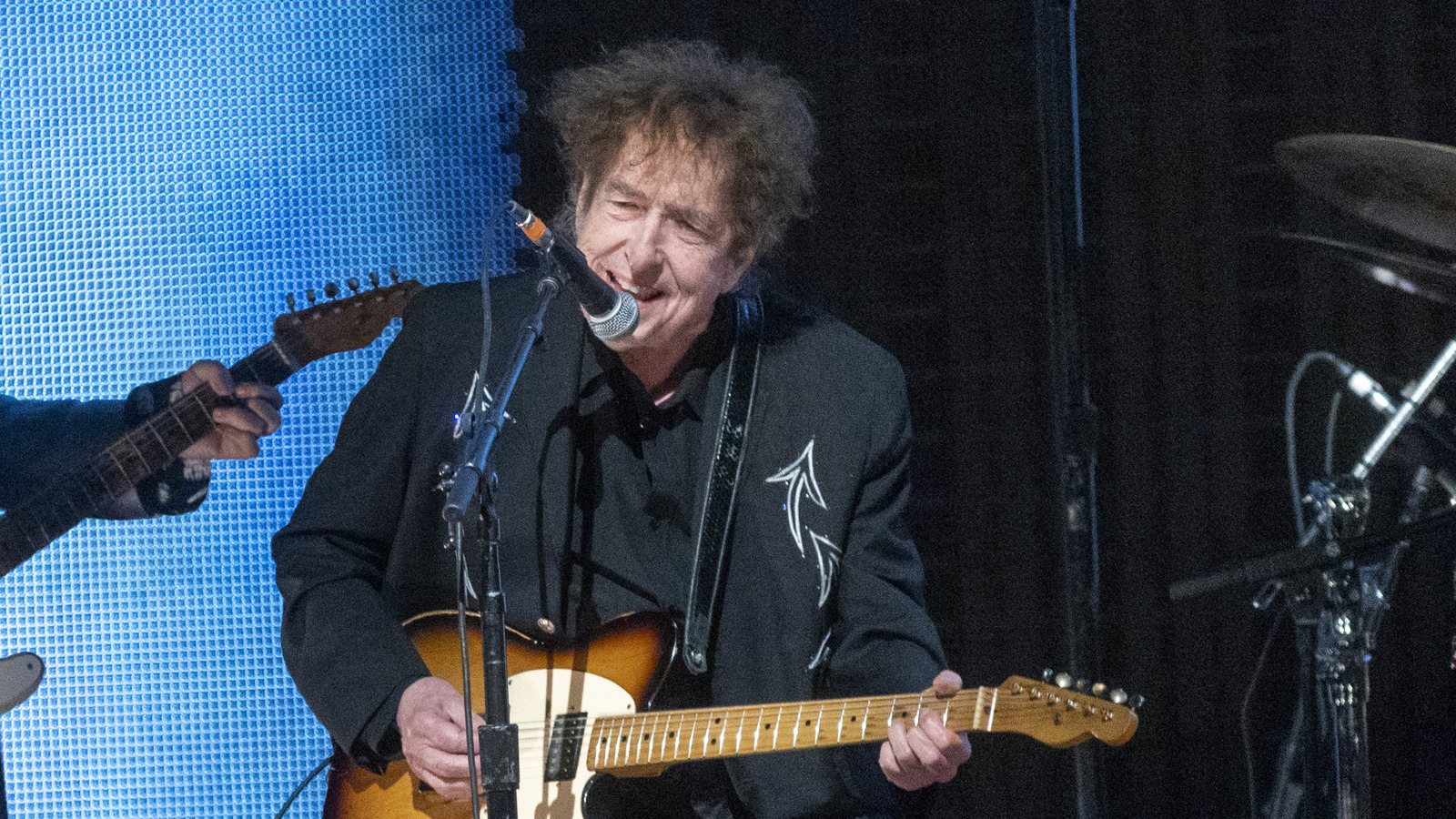 <a href="https://www.foodrepublic.com/2094557/bob-dylan-favorite-vintage-dessert-figgy-pudding/" target="_blank">Bob Dylan’s Favorite Dessert Is Hundreds Of Years Old</a>