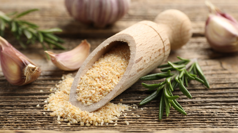 A scoop of garlic granules.