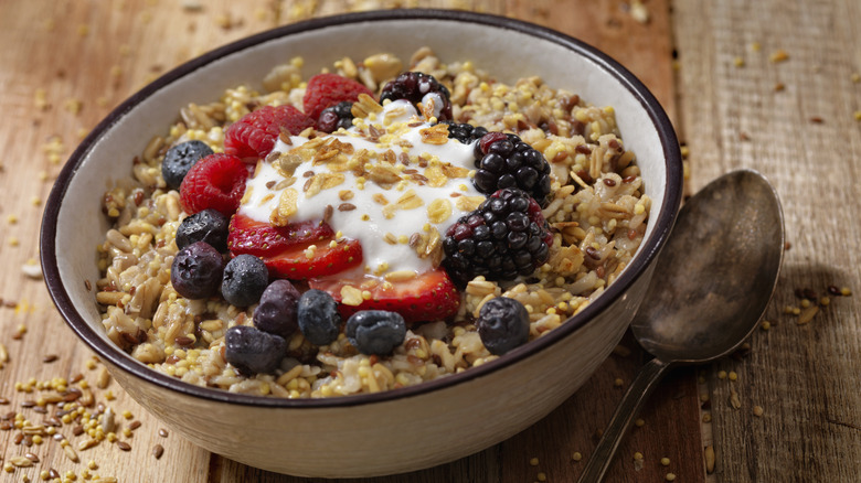 Oatmeal with yogurt and fruit