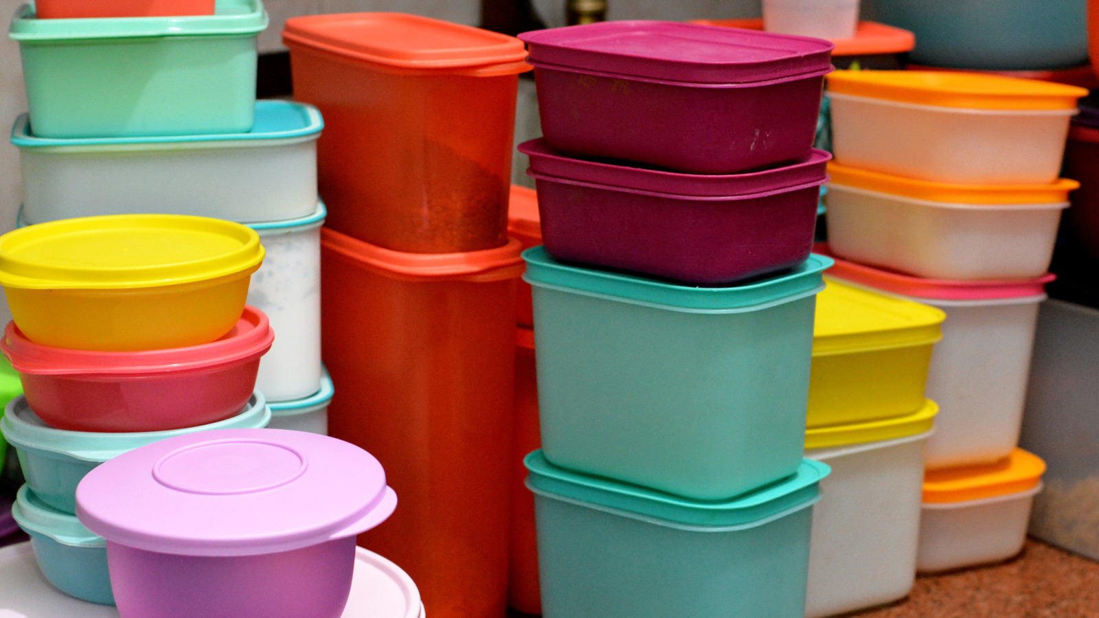<a href="https://www.foodrepublic.com/2108653/genius-boomer-tupperware-design-fanned-lids/" target="_blank">Boomers Were Right: This Tupperware Design Deserved More Hype</a>