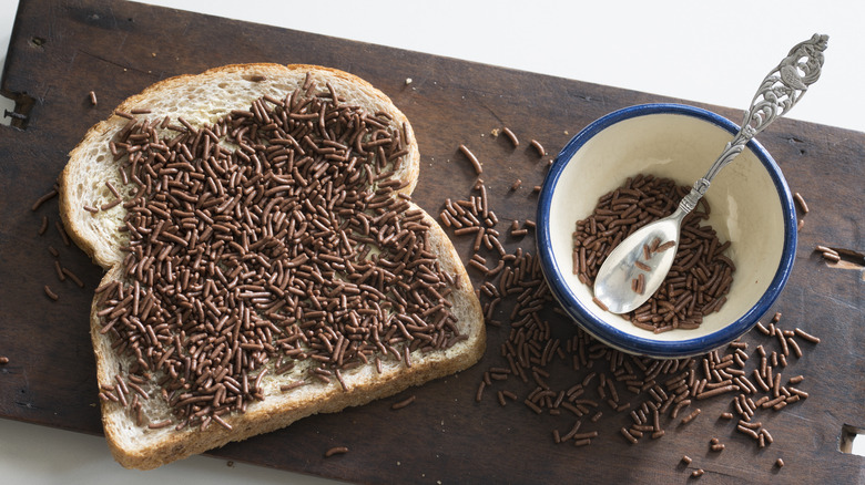 A wooden board with bread and hagelslag