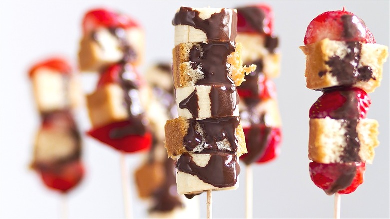 Kebabs with cake, bananas, and chocolate