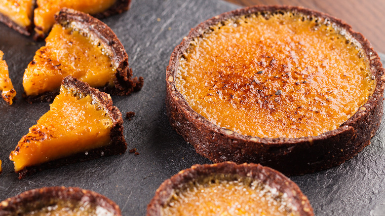 Orange pie and pie slices with brûlée toppings