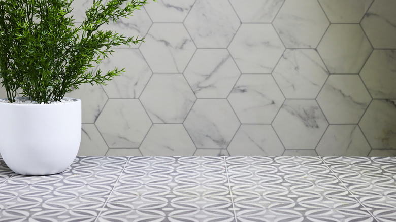 A honeycomb-patterned backsplash next to a contrasting tile countertop.