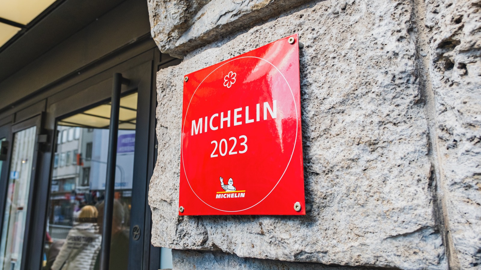 <a href="https://www.foodrepublic.com/1839354/chain-restaurants-michelin-stars/" target="_blank">Can Chain Restaurants Receive Michelin Stars?</a>
