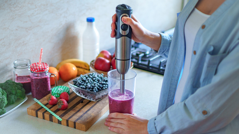 Immersion blender blending smoothie