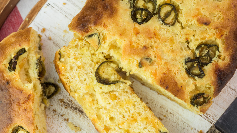 sliced jalapeno cornbread